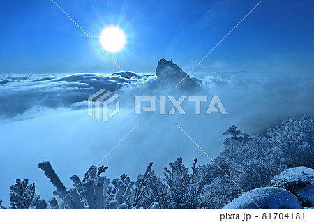 西日本最高峰の百名山石鎚山の寒い朝 81704181