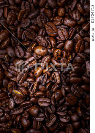 Close up to a heap of coffee beans. Macro photography of fresh roasted coffee beans high resolution. Detailed macro picture on roasted coffee beans.  Close-up of brown coffee beans background  image 81704718