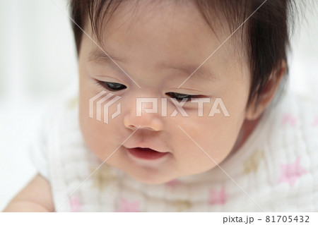 寝返りして遊ぶ0歳4ヶ月の赤ちゃん 寝返りして遊ぶ0歳4ヶ月の赤ちゃん 81705432