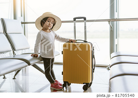 Mom and daught in airport Mom and daught in airport 81705540