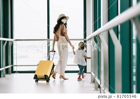 Mom and daught in airport Mom and daught in airport 81705546