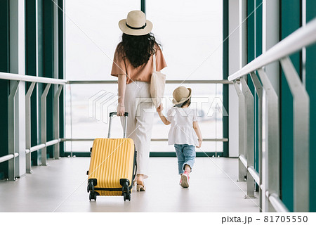 Mom and daught in airport 81705550