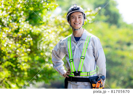 男性　作業服　屋外 81705670