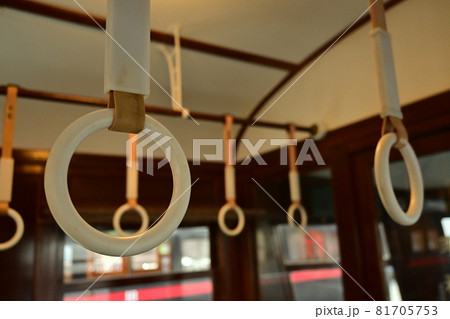 レトロな電車の吊り皮 81705753