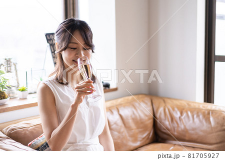 スパークリングワインを飲む若い女性 スパークリングワインを飲む若い女性 81705927