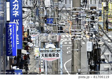 日本の鎌倉都市景観 大船駅前などを望む(混雑する電線) 日本の鎌倉都市景観 大船駅前などを望む(混雑する電線) 81706119