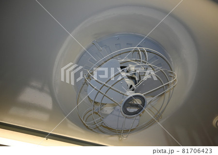 国鉄時代の電車内の扇風機 81706423