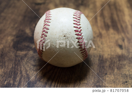 練習で傷だらけになった硬式野球のボール 81707058