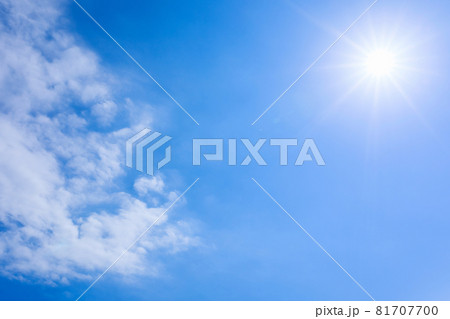 雲のある快晴の青空 81707700