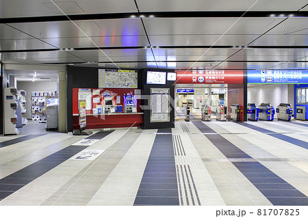 天空橋駅改札口横にある羽田イノベーションシティのb1fガチャガチャの写真素材