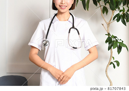 室内にいる医療従事者の若い女性 81707843