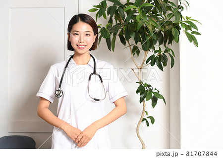 室内にいる医療従事者の若い女性 81707844