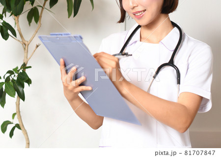室内にいる医療従事者の若い女性 室内にいる医療従事者の若い女性 81707847