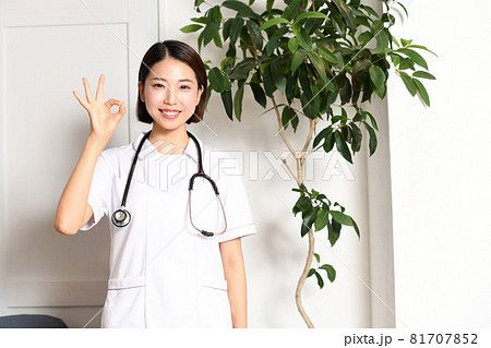 室内にいる医療従事者の若い女性 室内にいる医療従事者の若い女性 81707852