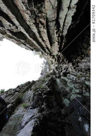 滝 海岸 洞窟 81709342