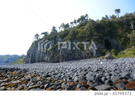 滝 海岸 洞窟 81709372
