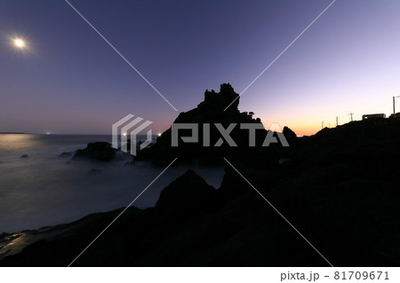 海 夕焼け 灯台 81709671