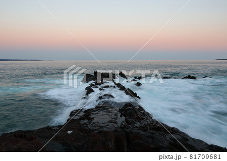 海岸 海 夕焼け 81709681
