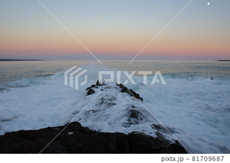 海 波 夕焼け 81709687