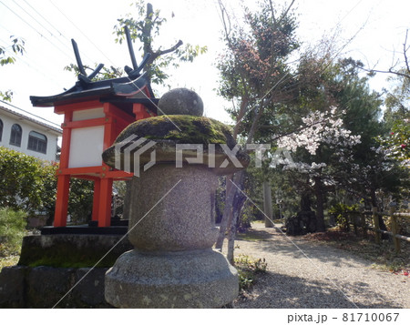境内にたつ末社の弁天社・奈良豆比古神社 81710067
