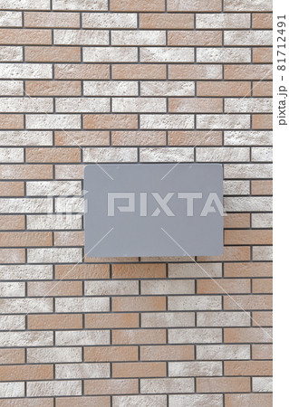 住宅街の太陽光発電用パワーコンディショナ装置（パワコン、PCS） 81712491