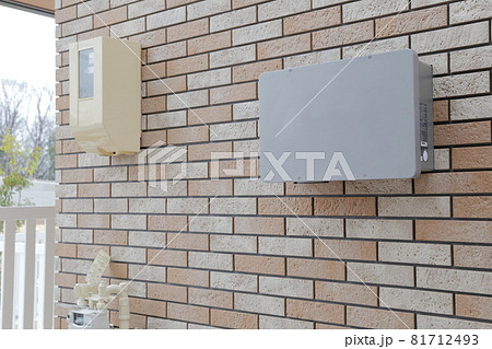 住宅街の太陽光発電用パワーコンディショナ装置（パワコン、PCS） 81712493