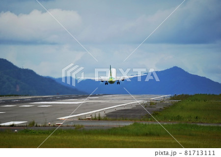 広島空港から離陸するジェット旅客機 広島空港から離陸するジェット旅客機 81713111