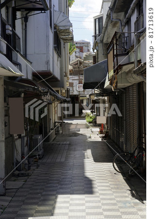 寂れた昼の裏町通り 寂れた昼の裏町通り 81713619