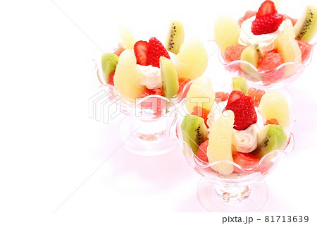 土佐文旦　グレープフルーツ　キウイフルーツ　イチゴ　フルーツデザート　明るい背景 81713639