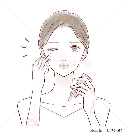 アイクリームを塗って保湿している女性 81714604