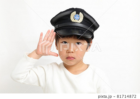 車掌さんになりきる男の子の顔 81714872