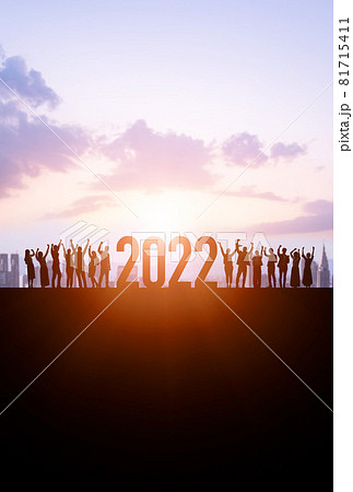 2022年ビジネス向け新年イメージ　喜ぶ人々　年賀状 81715411