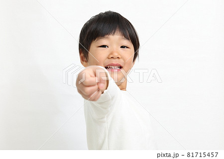 拳を出す男の子 拳を出す男の子 81715457
