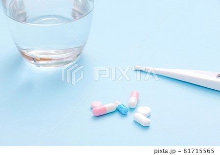 飲み薬と体温計 飲み薬と体温計 81715565