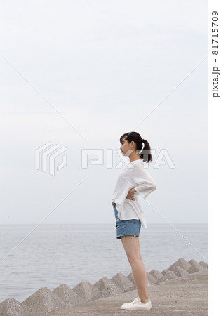 夏の朝、防波堤を散歩する女性 夏の朝、防波堤を散歩する女性 81715709
