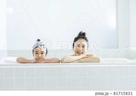 親子で入浴 81715831