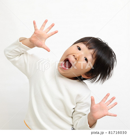 驚く子供 81716030