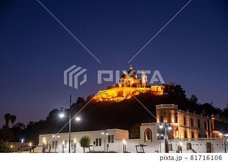 メキシコ　ピラミッドの上に建てられたチョルーラの遺跡とレメディオス聖母教会の夜景 81716106