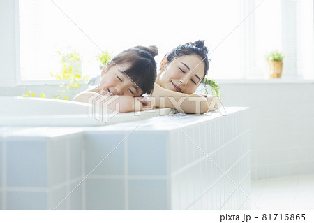 親子で入浴　ライフスタイル 81716865