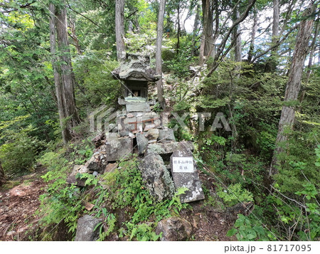 群馬県栃木県　県境　桐生川源流の根本山神社本社からさらにクサリ場を登ったところにある奥社 81717095