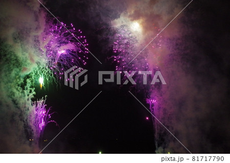 夏の花火 81717790