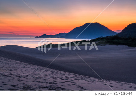 《鳥取県》鳥取砂丘・薄明の空 81718044