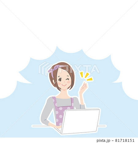 笑顔でパソコン操作をする女性と吹き出し 81718151