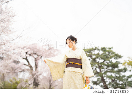 観光していいる女性のイメージ 観光していいる女性のイメージ 81718859