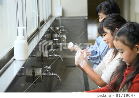 小学生の手洗い　学校 81719047