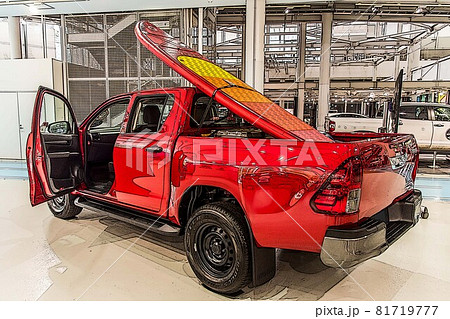 ショールームに展示されたサーブボードを積んだ赤いピックアップトラック 81719777