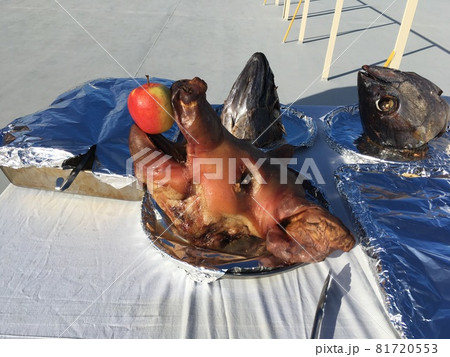 豚の頭の丸焼き 81720553