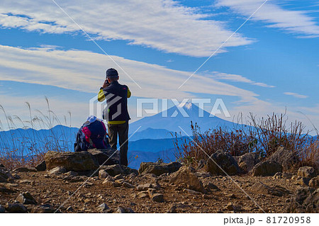 東京都 奥多摩の大岳山の山頂のハイカーと富士山 81720958