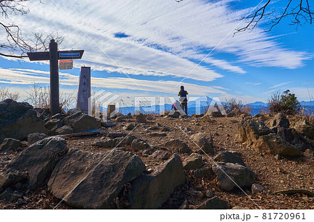 東京都 奥多摩の大岳山の山頂標識と富士山 81720961