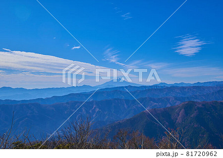 東京都 奥多摩の大岳山の山頂から富士山を見る 東京都 奥多摩の大岳山の山頂から富士山を見る 81720962